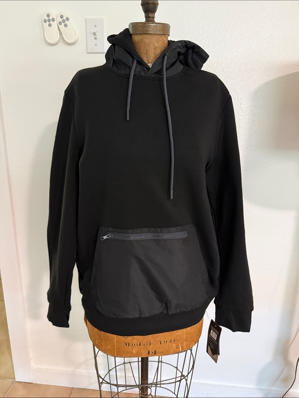 NWT Men's RBX Active Black Pullover Hoodie with Front Zip Pocket Size L